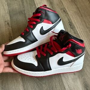 Air Jordan Mid 1
